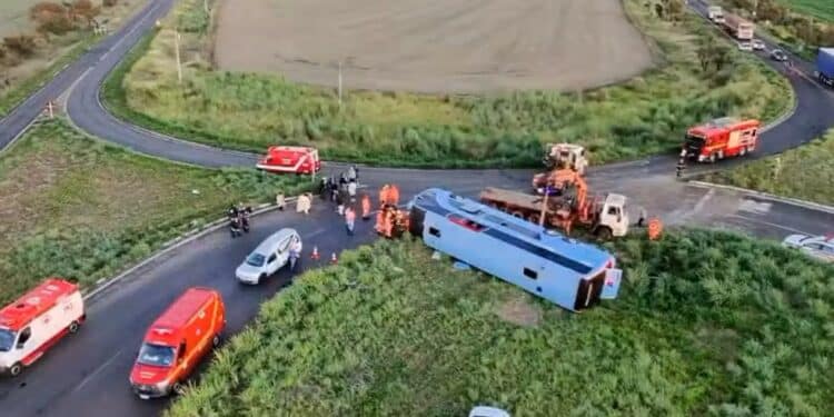 Ônibus tomba com 50 pessoas e deixa dez mortos na MG-223
