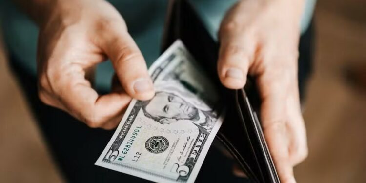 Dólar desaba e fecha a R$ 5,84 após recuo de Trump em seu ‘tarifaço’; Ibovespa dispara mais de 3%