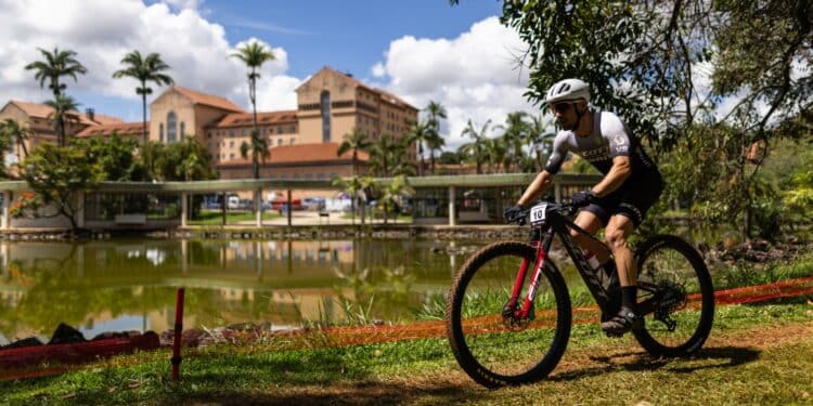 Grandes finais do Cross Country encerram a etapa da Copa do Mundo de MTB em Araxá neste sábado (12)