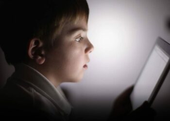 Excesso de telas em crianças pode causar sintomas que se confunde com autismo