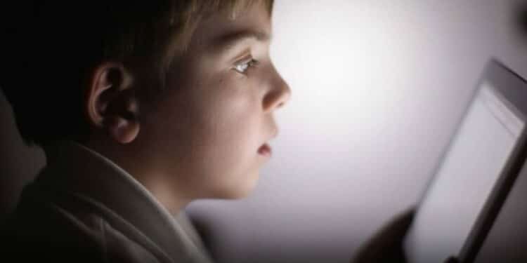 Excesso de telas em crianças pode causar sintomas que se confunde com autismo