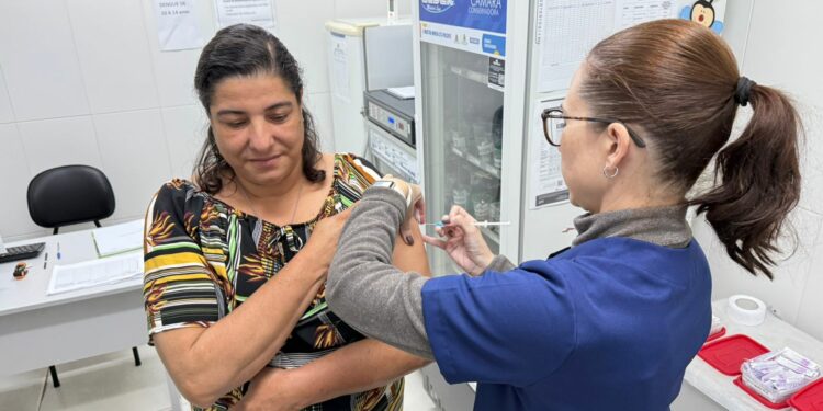Araxá aplica mais de mil doses na primeira semana de mobilização noturna contra a gripe