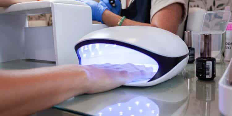 Luz de cabine de unha altera moléculas da pele, alerta estudo