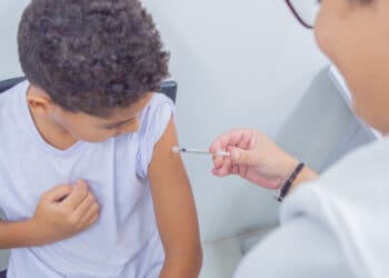 Vacinação infantil contra a gripe é essencial para prevenir complicações graves, alerta médico da rede municipal