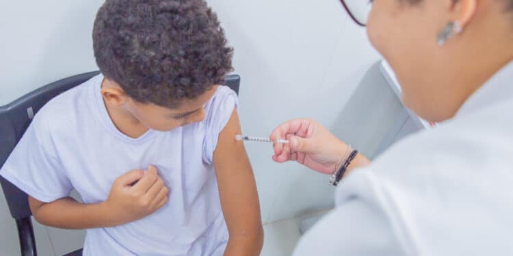 Vacinação infantil contra a gripe é essencial para prevenir complicações graves, alerta médico da rede municipal