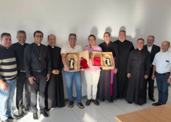 Ano Jubilar: Prefeito e Vice recebem Bula Papal e imagem de São Domingos na Prefeitura de Araxá