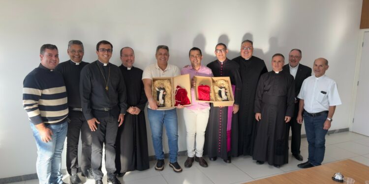 Ano Jubilar: Prefeito e Vice recebem Bula Papal e imagem de São Domingos na Prefeitura de Araxá