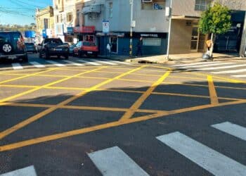 Settrans implanta sinalização de área de conflito em cruzamentos no Centro de Araxá