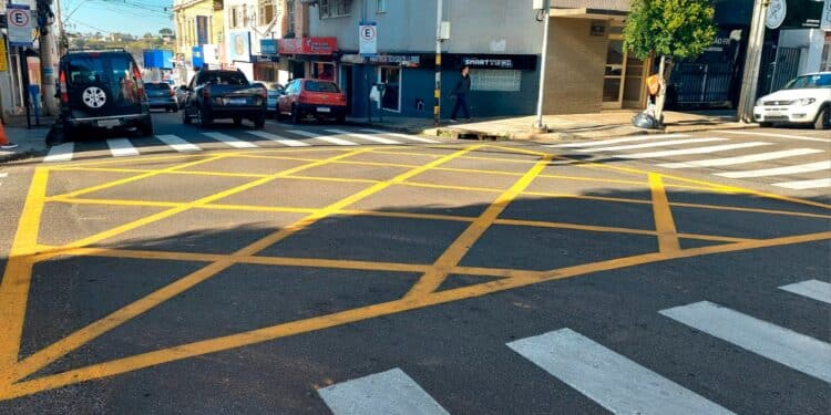 Settrans implanta sinalização de área de conflito em cruzamentos no Centro de Araxá