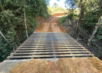 Ponte na região do Morro da Mesa é substituída por nova estrutura de metal
