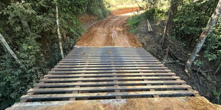 Ponte na região do Morro da Mesa é substituída por nova estrutura de metal