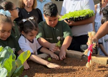 Prefeitura de Araxá e Mosaic inauguram horta sensorial e acessível na Escola Lia Salgado
