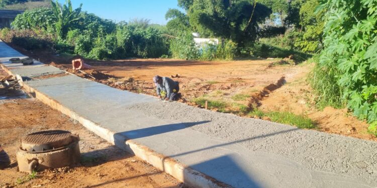 Prefeitura realiza pavimentação das ruas Domingos Di Mambro e José Roque de Oliveira