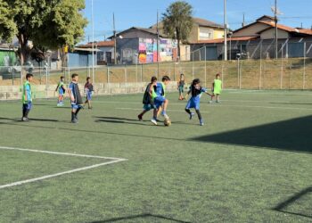 Projeto “Escolinha da Praça” abre inscrições gratuitas para aulas de futsal