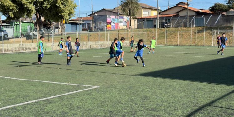 Projeto “Escolinha da Praça” abre inscrições gratuitas para aulas de futsal