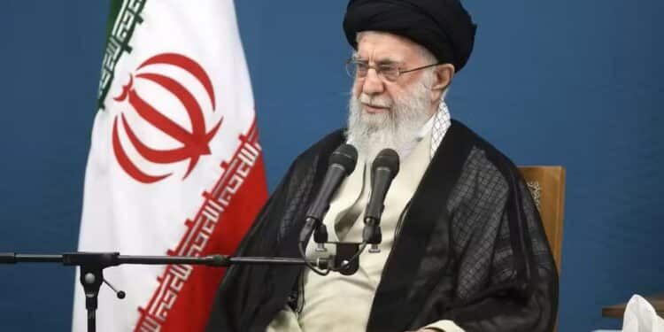 Quem é o aiatolá Ali Khamenei, líder supremo do Irã