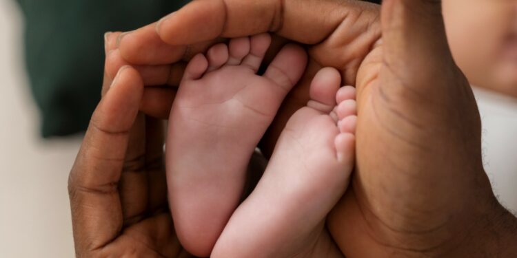 Teste do Pezinho é capaz de detectar 60 doenças e é oferecido gratuitamente na rede pública  