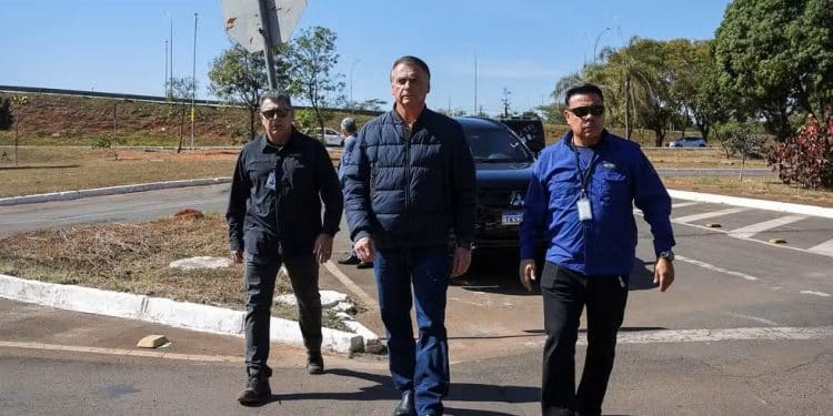 Risco de fuga, obstrução de investigações, milhões para o filho: os motivos que levaram à tornozeleira eletrônica de Bolsonaro