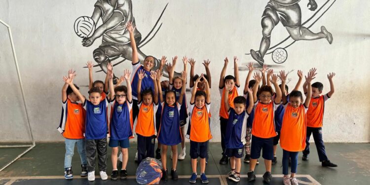 Secretaria de Educação entrega coletes de Educação Física para escolas municipais de Araxá