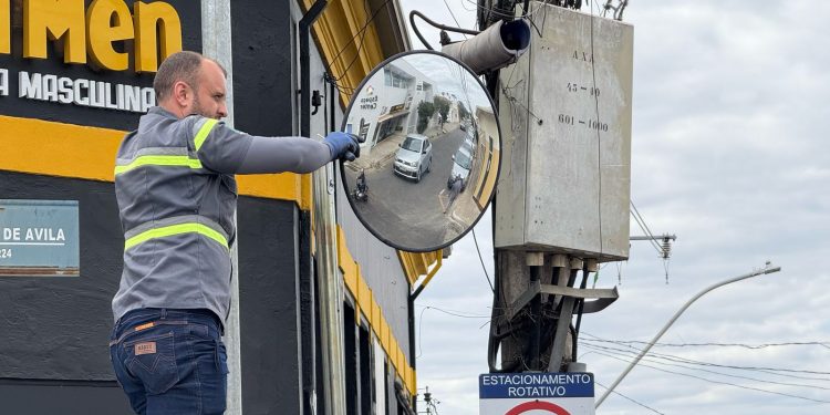 Espelhos convexos começam a ser instalados em cruzamentos de Araxá