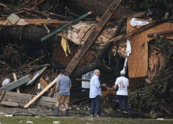 Acampamento de verão anuncia 27 mortes de meninas e monitoras por enchentes no Texas; mais de 80 morreram no estado