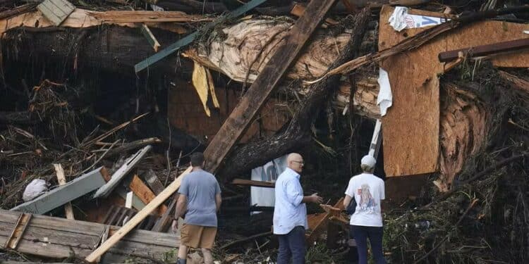 Acampamento de verão anuncia 27 mortes de meninas e monitoras por enchentes no Texas; mais de 80 morreram no estado