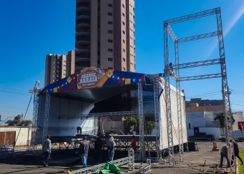 Montagem da estrutura do Grande Arraiá movimenta estacionamento do Estádio Fausto Alvim