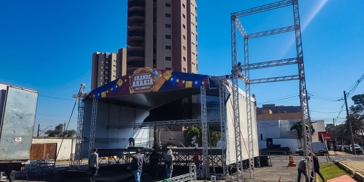 Montagem da estrutura do Grande Arraiá movimenta estacionamento do Estádio Fausto Alvim