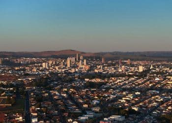 Araxá enfrenta nova frente fria com chuviscos e queda acentuada nas temperaturas; Saúde alerta para cuidados essenciais