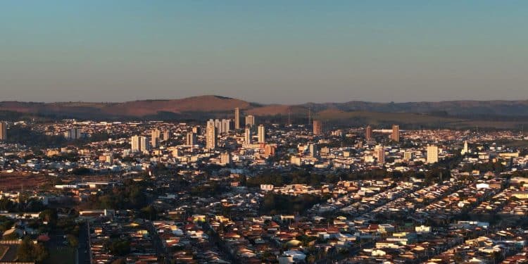 Araxá enfrenta nova frente fria com chuviscos e queda acentuada nas temperaturas; Saúde alerta para cuidados essenciais