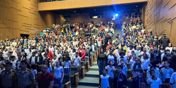 Mais de 300 alunos da rede municipal participam da formatura do PROERD