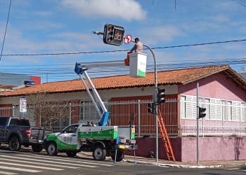 Semáforos do Centro de Araxá passam por manutenção preventiva