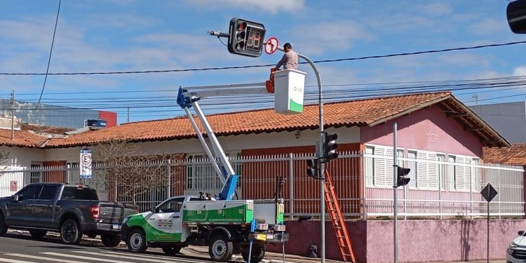 Semáforos do Centro de Araxá passam por manutenção preventiva