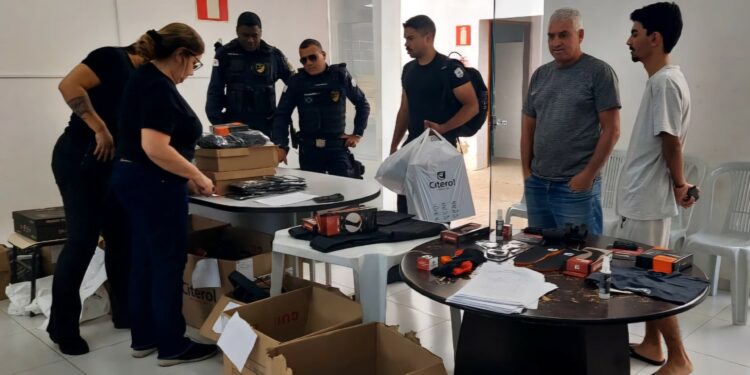 Servidores da Segurança Pública recebem auxílio-fardamento em Araxá