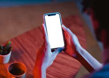 Família é essencial para equilibrar relação de jovens com tecnologia