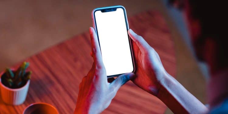 Família é essencial para equilibrar relação de jovens com tecnologia