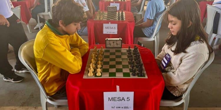 Com apoio da Prefeitura, Araxá se destaca no xadrez na etapa regional dos Jogos Escolares em Pará de Minas