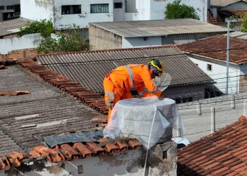 Combate à Dengue: Vigilância Ambiental e Corpo de Bombeiros ampliam estratégias para tampar caixas d’água em locais de difícil acesso