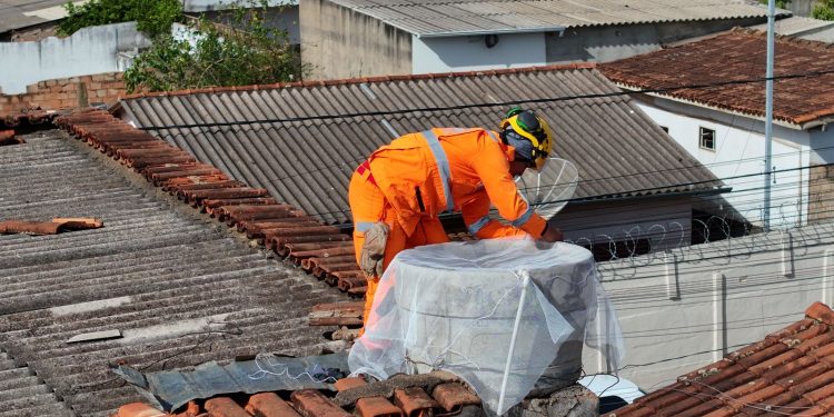 Combate à Dengue: Vigilância Ambiental e Corpo de Bombeiros ampliam estratégias para tampar caixas d’água em locais de difícil acesso