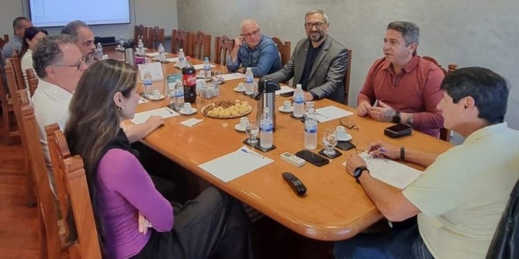 Prefeitura de Araxá e ACIA iniciam preparativos para iluminação e decoração natalina de 2025