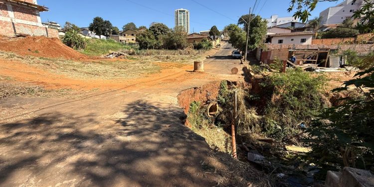 Prefeitura inicia obra definitiva para eliminar erosão na Romeu Castro Alves, na Vila Silvéria
