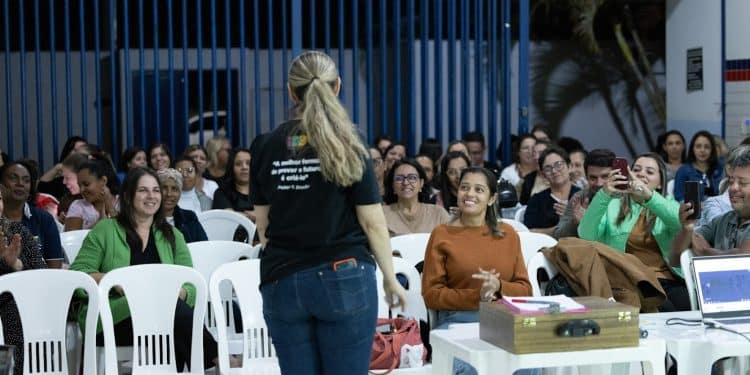 Profissionais do Tempo Integral participam de capacitação do Projeto Escola Mágica em Araxá