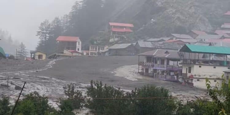 Enchente mata 4 pessoas e deixa mais de 100 desaparecidas na Índia