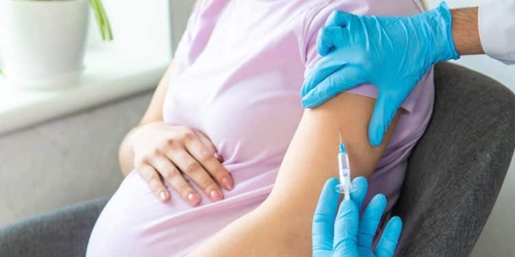 Agosto Dourado: vacinação para gestantes reforça proteção dos bebês por meio da amamentação