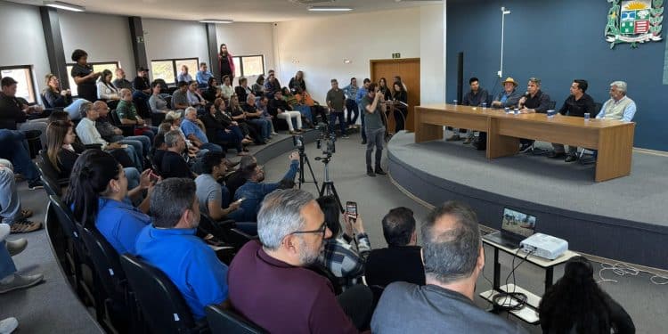 Prefeitura de Araxá renova termos de uso e repassa 74 implementos a associações rurais