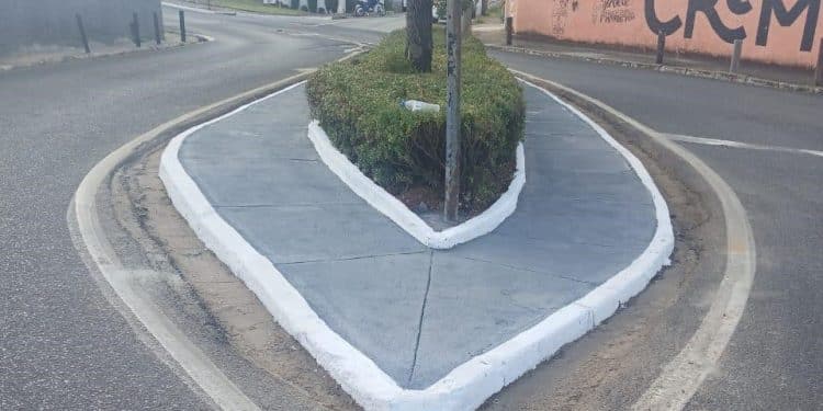 Prefeitura intensifica pintura e revitalização de meios-fios em Araxá