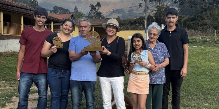 Produtor mineiro recebe visita da embaixadora do Queijo após prêmio histórico