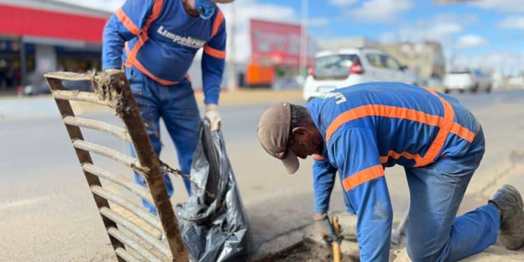 Araxá inicia limpeza preventiva de bueiros e reforça pedido de colaboração da população
