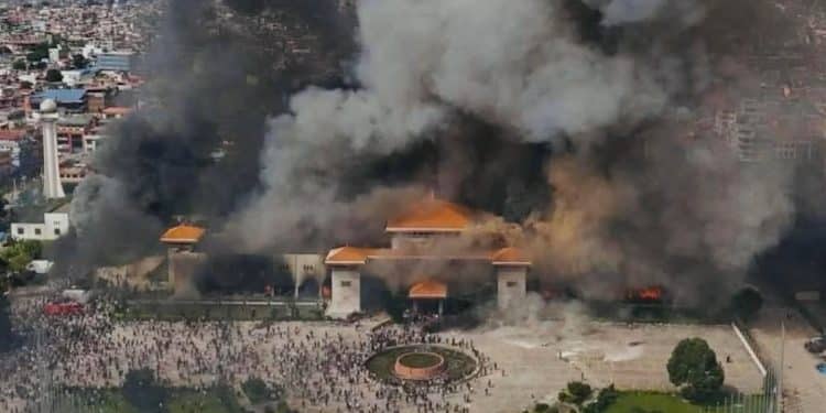 Conflito no Nepal que derrubou premiê após bloqueio de redes sociais