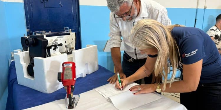 Prefeitura entrega equipamentos de corte e costura para Apac de Araxá